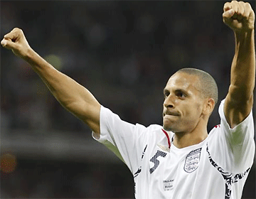Rio Ferdinand thành thủ quân tạm quyền của tuyển Anh